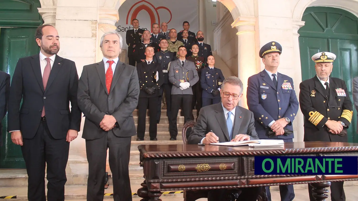 Presidente da República e militares recebidos por multidão em Santarém