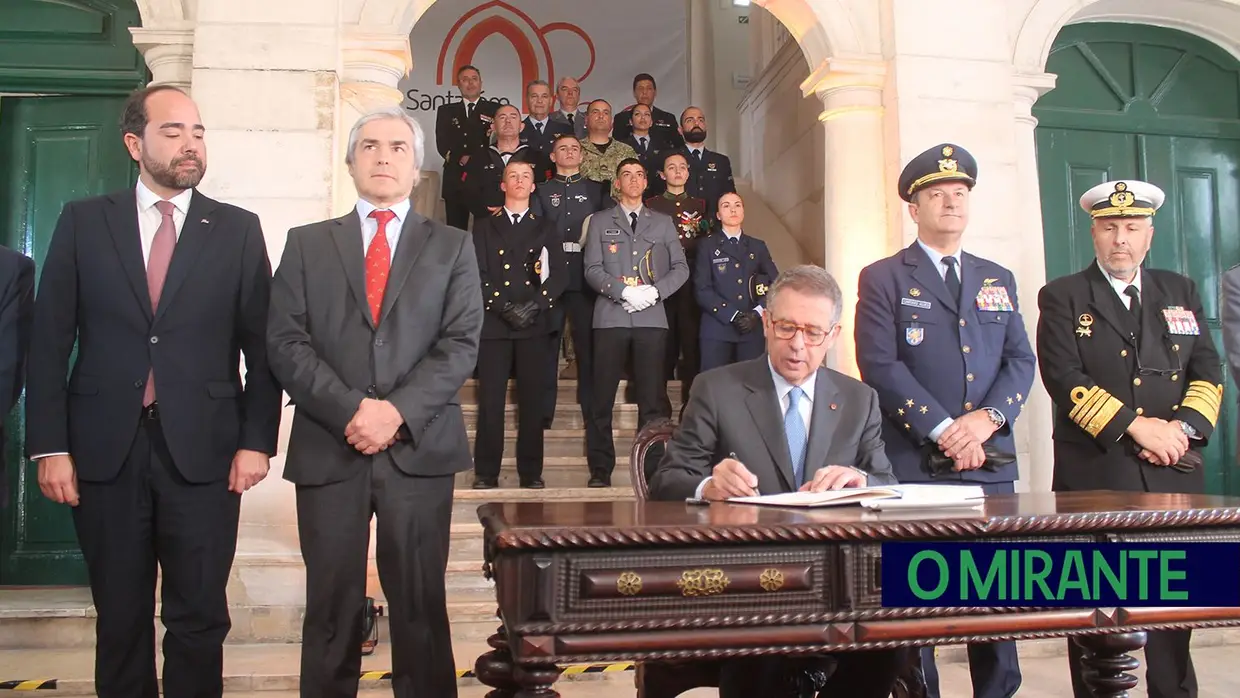 Presidente da República e militares recebidos por multidão em Santarém