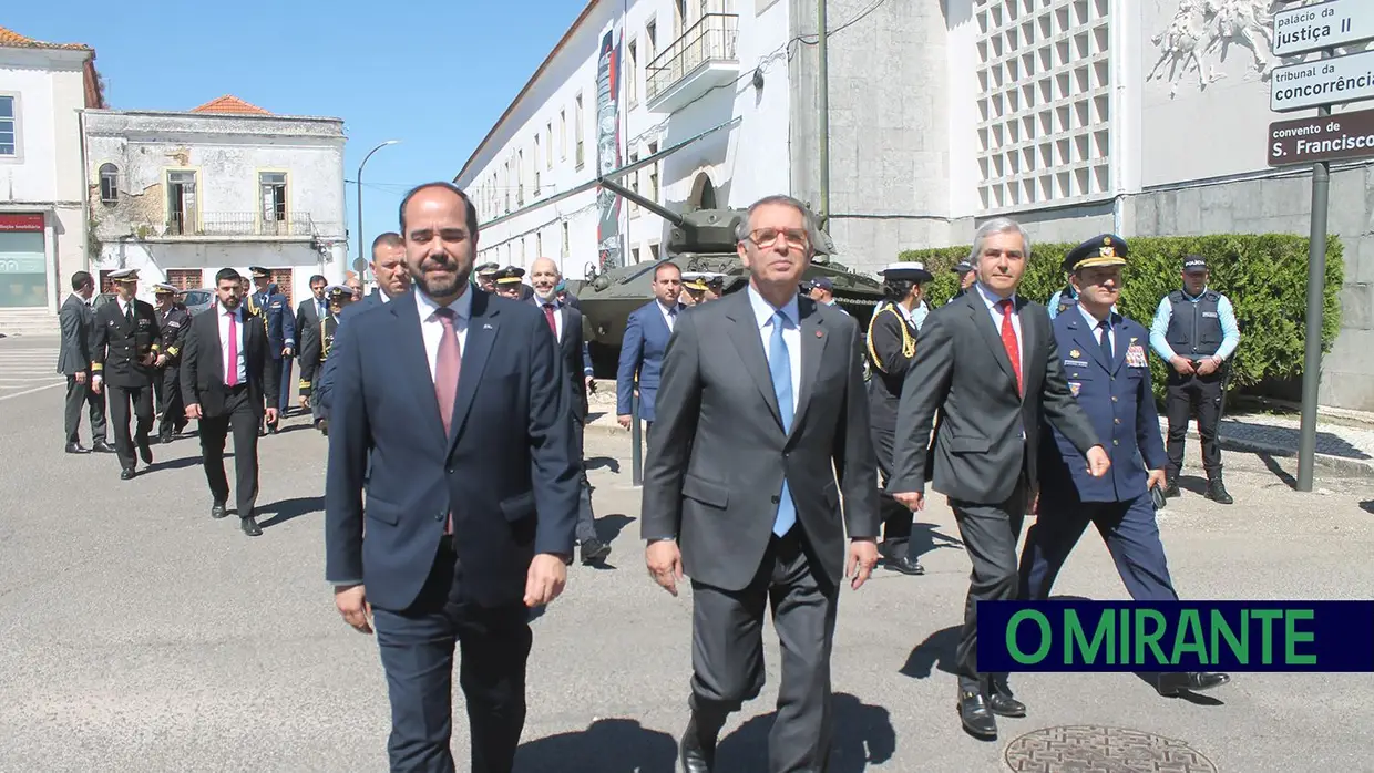 Presidente da República e militares recebidos por multidão em Santarém