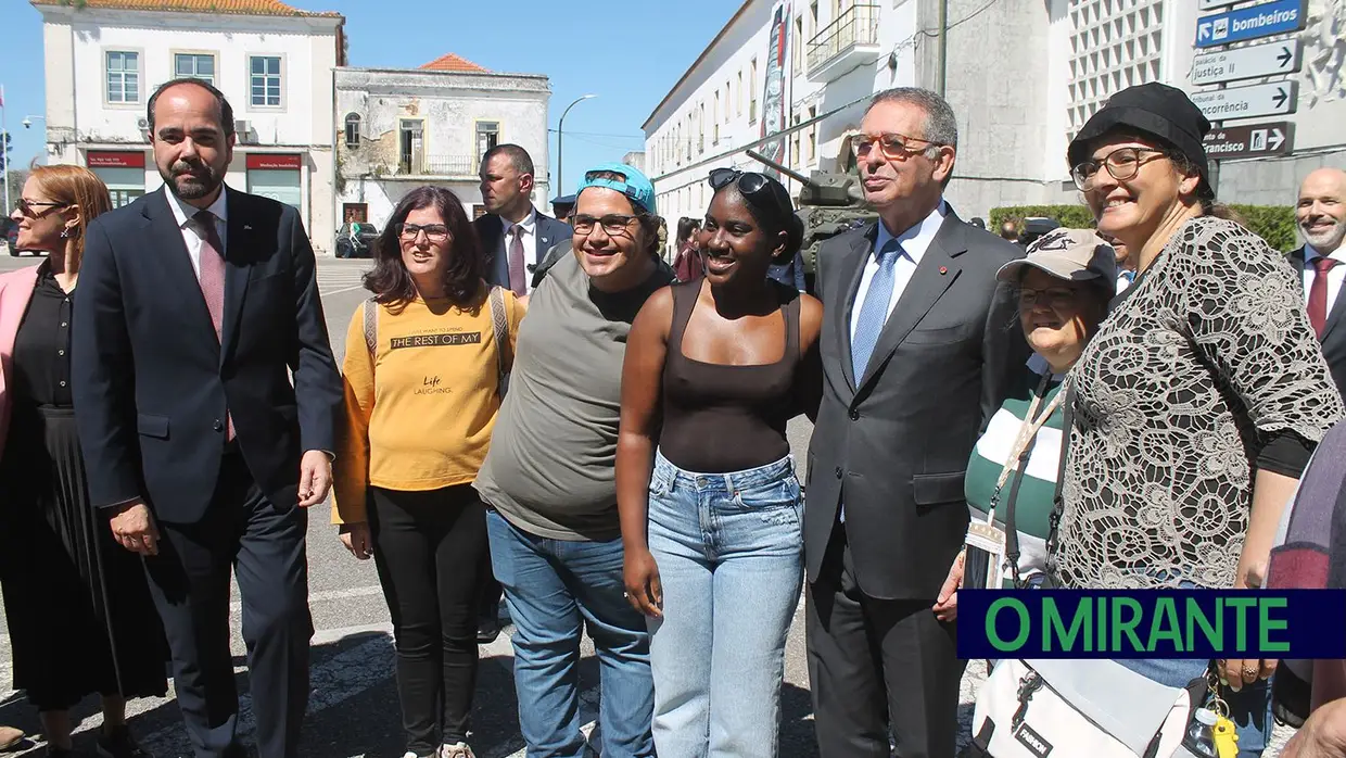 Presidente da República e militares recebidos por multidão em Santarém
