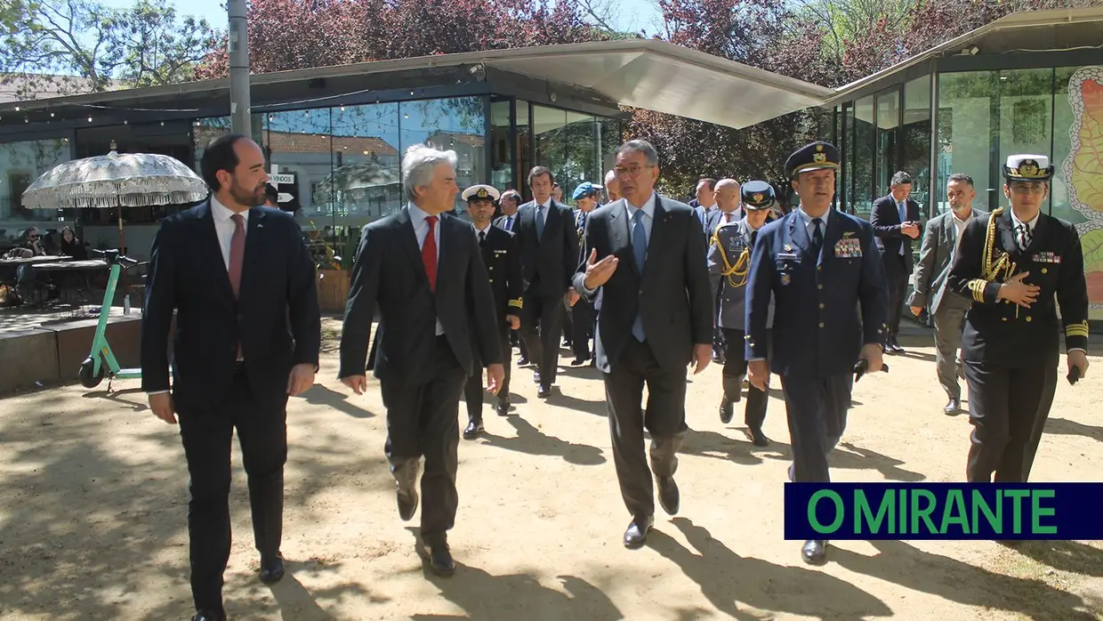 Presidente da República e militares recebidos por multidão em Santarém