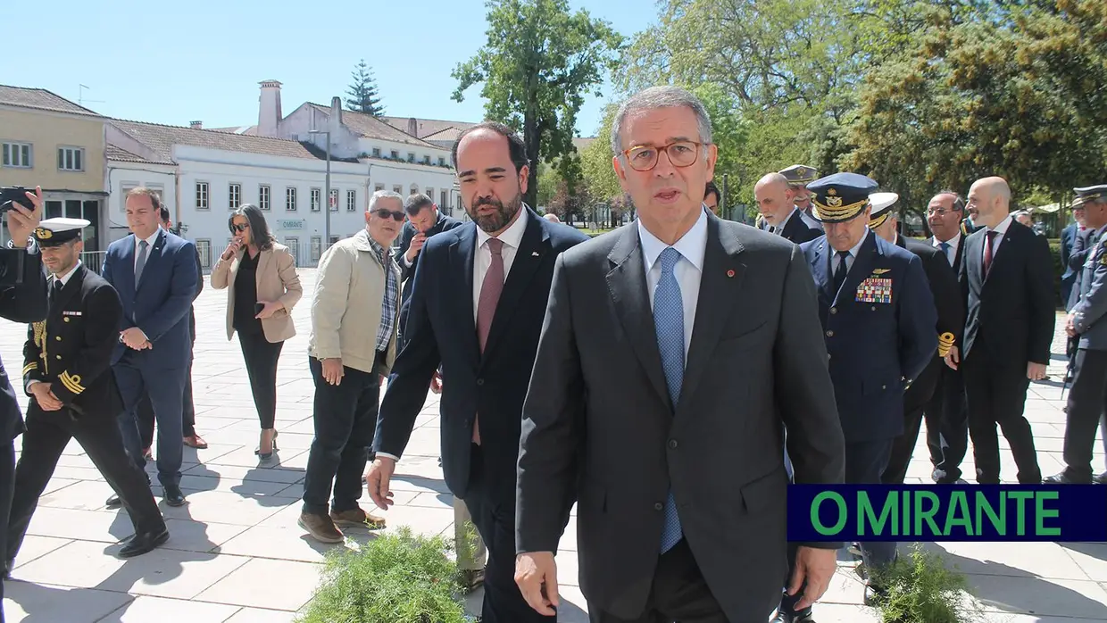 Presidente da República e militares recebidos por multidão em Santarém
