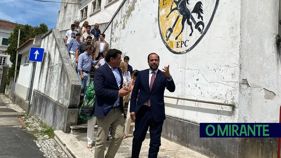 Presidente do Politécnico de Santarém, João Moutão, e presidente da Câmara de Santarém, João Leite, durante a uma visita ao local onde está a ser construída uma residência para estudantes, na antiga EPC