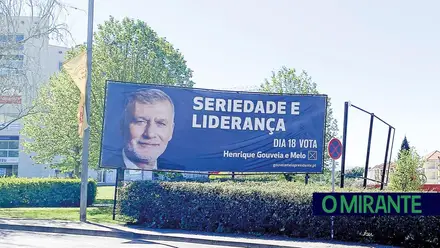 Almirante atracou em Santarém e não levanta âncora