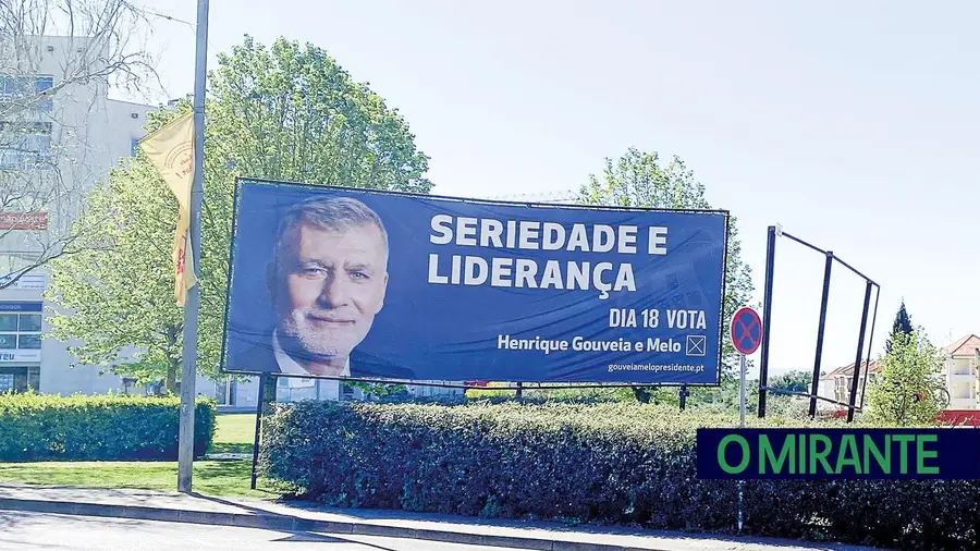 Almirante atracou em Santarém e não levanta âncora