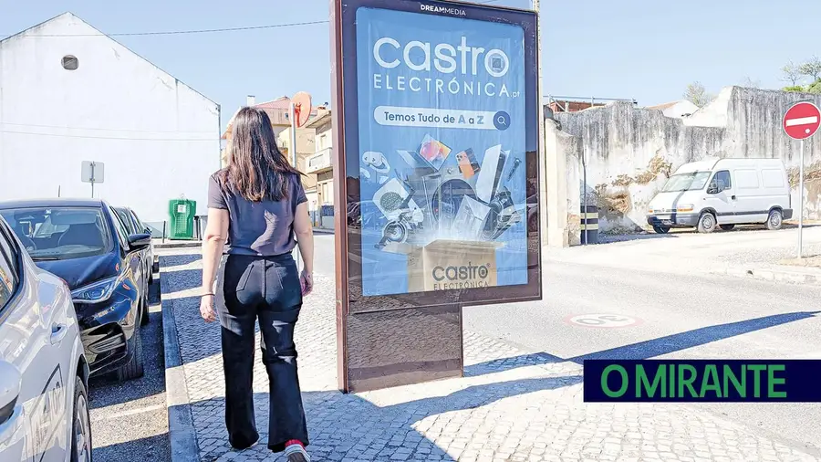 Depois de Alhandra, painéis no meio do passeio estão a caminho de Alverca