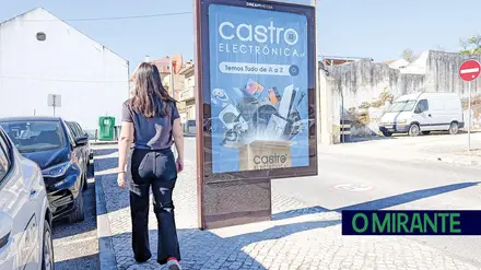 Depois de Alhandra, painéis no meio do passeio estão a caminho de Alverca