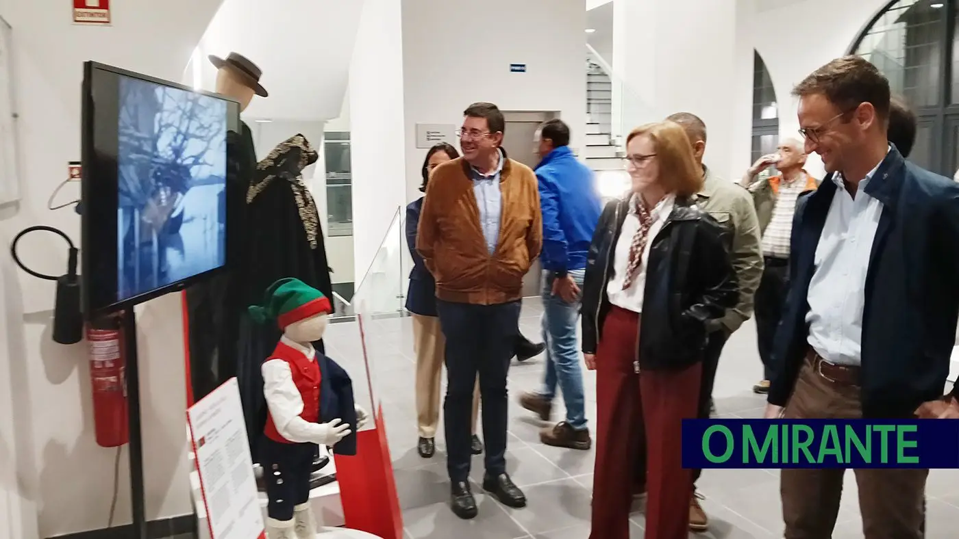 FIFCA mostra 110 trajes do mundo para motivar criação museu em Almeirim