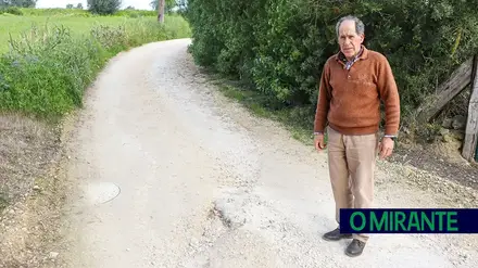 Moradores da Rua do Vale Franco continuam a reclamar alcatrão na estrada
