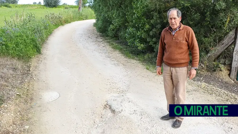 Moradores da Rua do Vale Franco continuam a reclamar alcatrão na estrada
