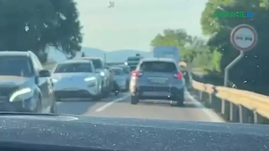 Fila de quilómetros na Ponte da Chamusca no Domingo de Páscoa