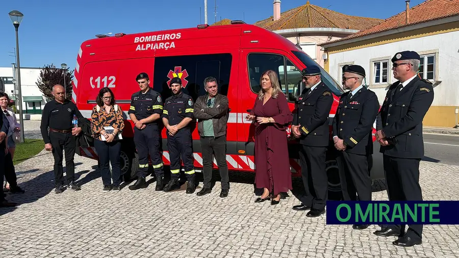 Bombeiros Municipais de Alpiarça recebem uma nova ambulância
