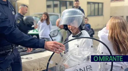 Crianças do Colégio D. Pedro assistem a demonstração de meios da GNR
