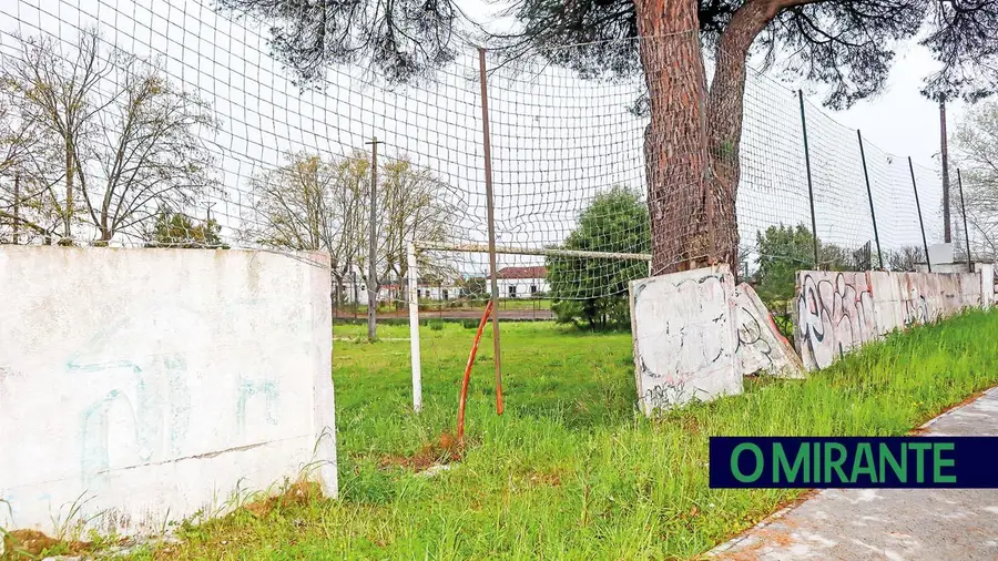Muros degradados e depósito de terras junto à antiga Escola Camões no Entroncamento