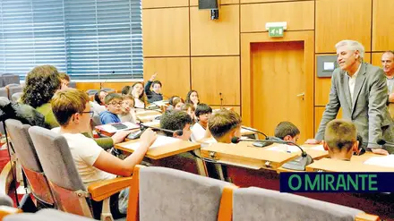 Alunos sentam-se na “cadeira do poder” e descobrem como funciona a Câmara de Ourém