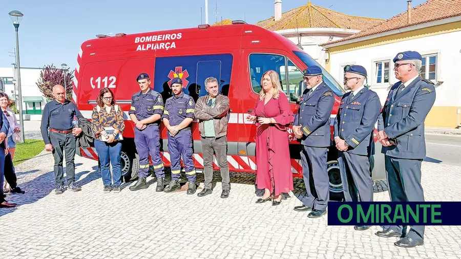 Bombeiros de Alpiarça recebem nova ambulância