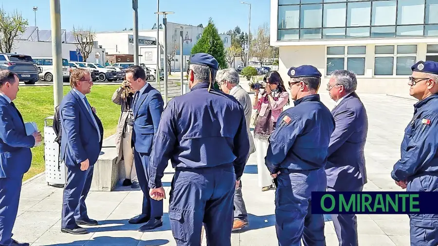 Ministro ouve bombeiros da região, mas adia decisão sobre comandos sub-regionais