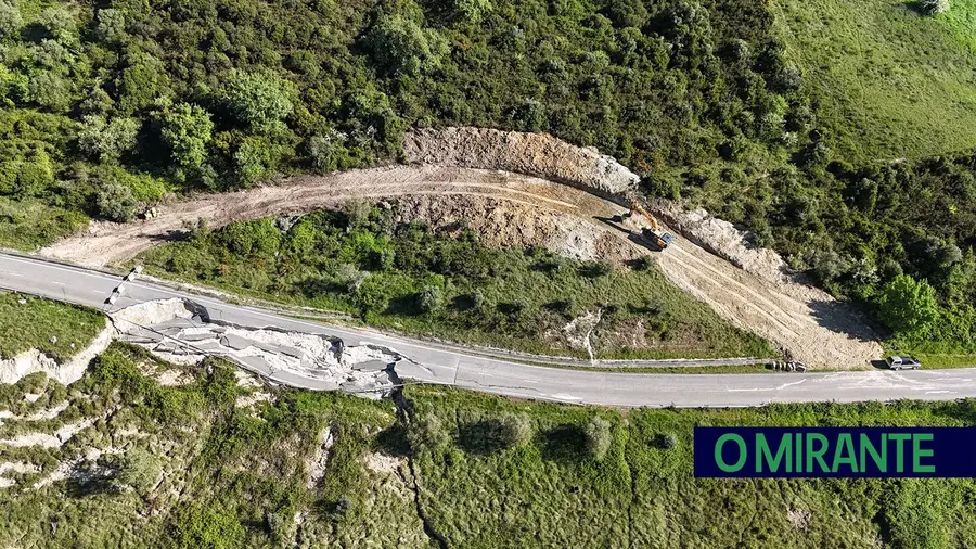 Desvio para repor estrada que colapsou perto da Vila da Marmeleira
