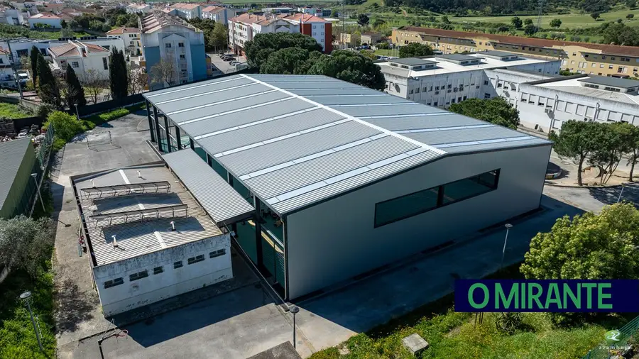Concluída construção da cobertura do campo da Escola Básica de Azambuja