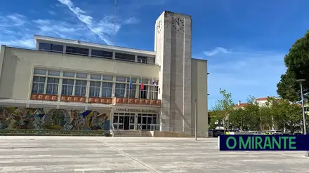 Críticas ao reforço de quadros na Câmara do Cartaxo por concurso para técnico social
