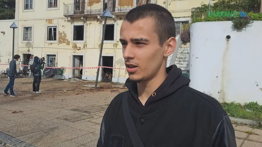 Incêndio destrói antiga casa dos ferroviários na Póvoa de Santa Iria