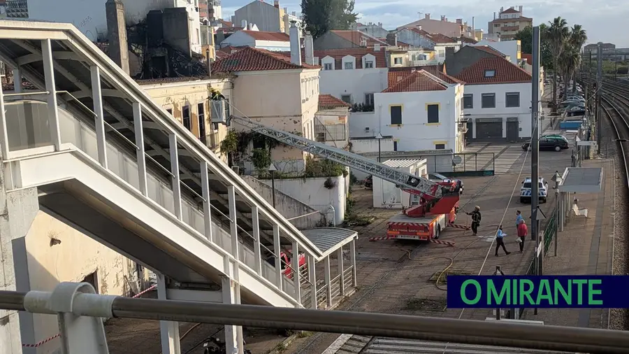 Fogo destrói edifício devoluto junto à estação da Póvoa de Santa Iria