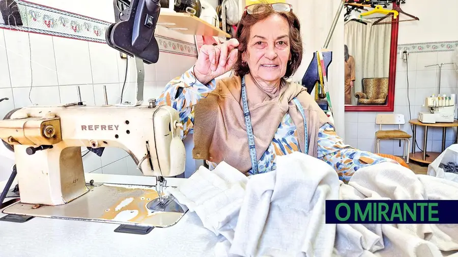 Sem mestres nem escola, Justa Janeiro fez da costura o seu caminho