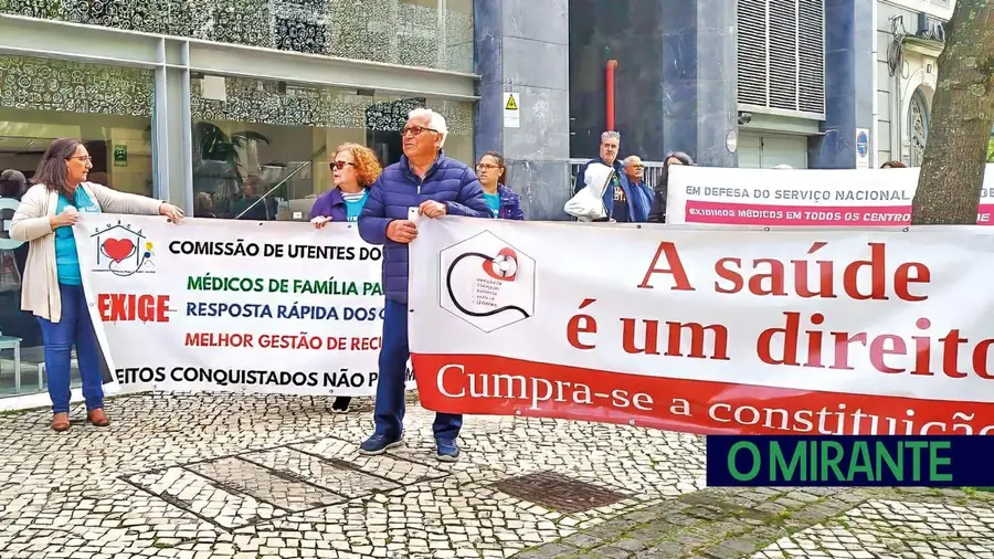 Meia centena saem à rua contra o fecho de urgências e falta de médicos