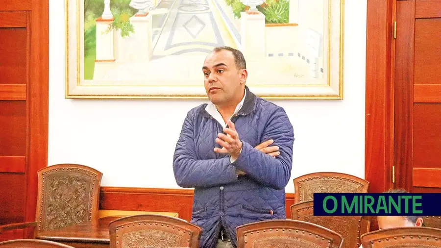 Ex-vice-presidente de Rui Anastácio foi à câmara pedir contas sobre lixo em Minde e refeições escolares