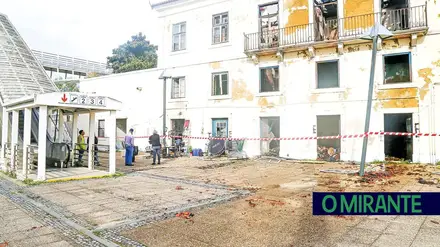 Incêndio destrói antiga casa dos ferroviários na Póvoa de Santa Iria