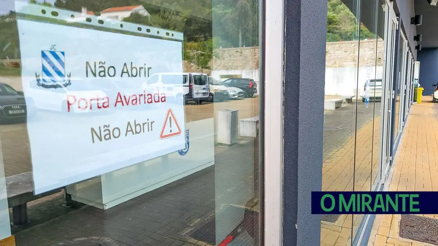 Portas trancadas no pavilhão de Castanheira do Ribatejo são factor de risco em caso de emergência