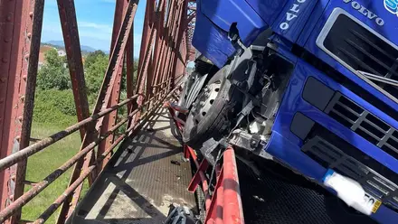 Ponte Rainha D. Amélia reabre ao trânsito após incidente com pesado