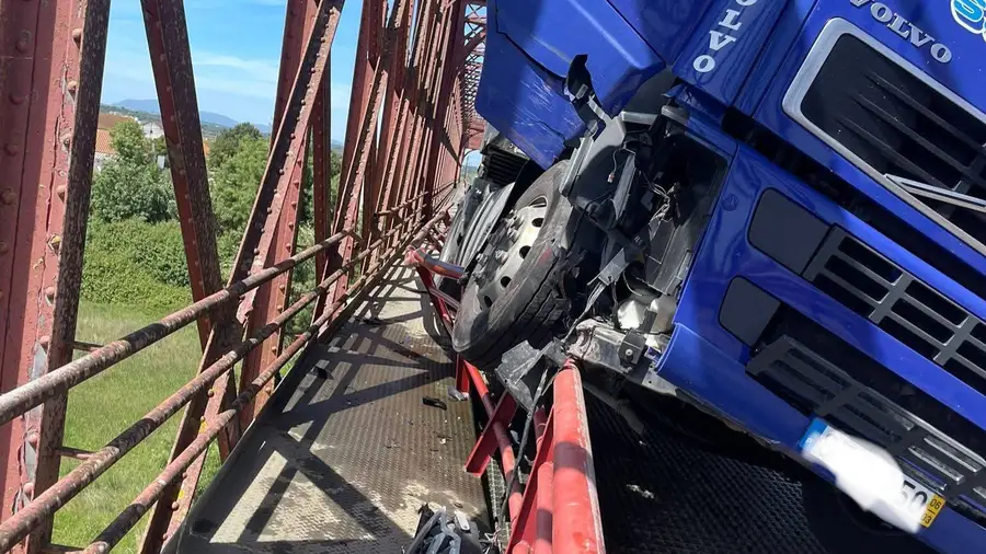 Ponte Rainha D. Amélia reabre ao trânsito após incidente com pesado