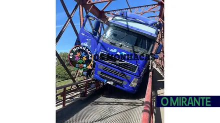 Camião fica atravessado na Ponte Rainha Dona Amélia