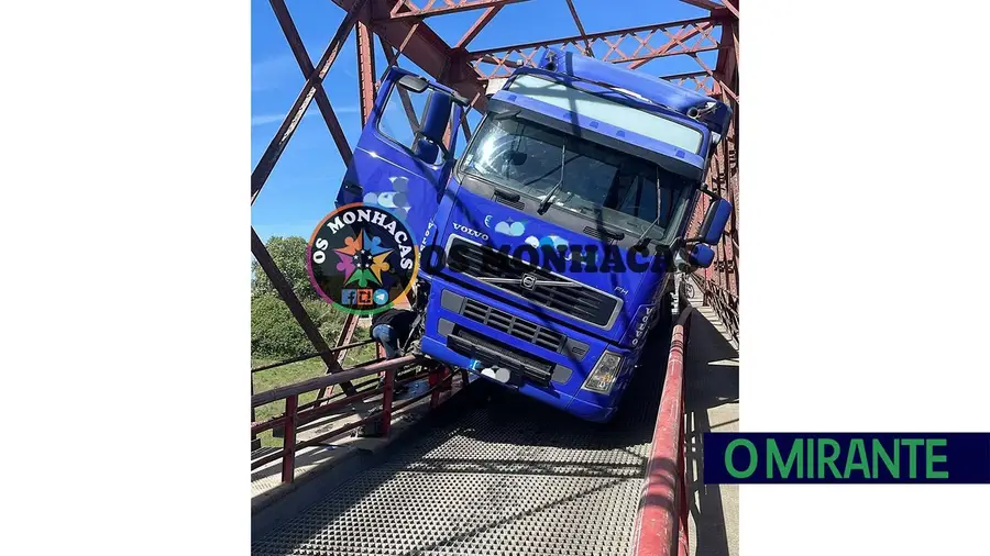 Camião fica atravessado na Ponte Rainha Dona Amélia