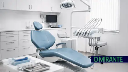 MEDICO DENTISTA CONSULTORIO DENTARIO DENTES ILUSTRATIV