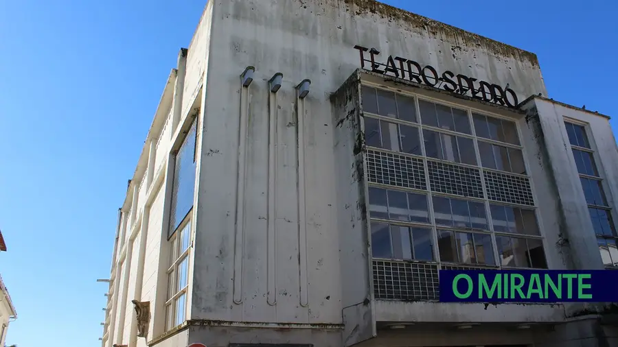 Abrantes trava concurso milionário do Cine-Teatro por falhas técnicas