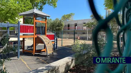 Construção de prédio junto à escola do Pereiro interdita parte do recreio