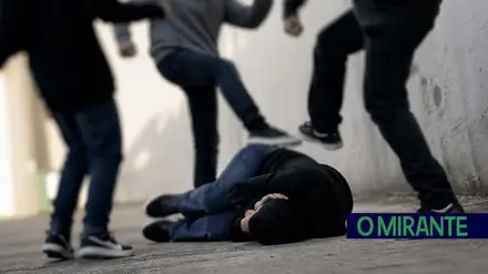 foto ilustrativ agressao jovens agredir jovem