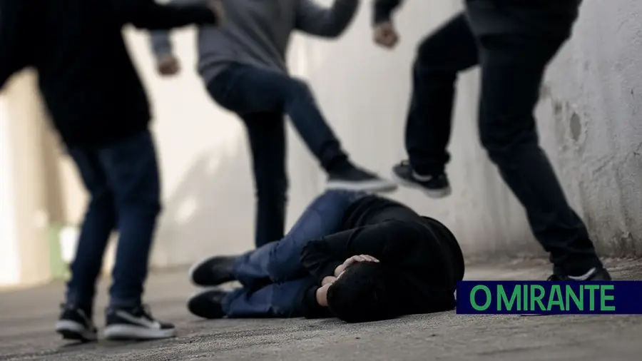foto ilustrativ agressao jovens agredir jovem