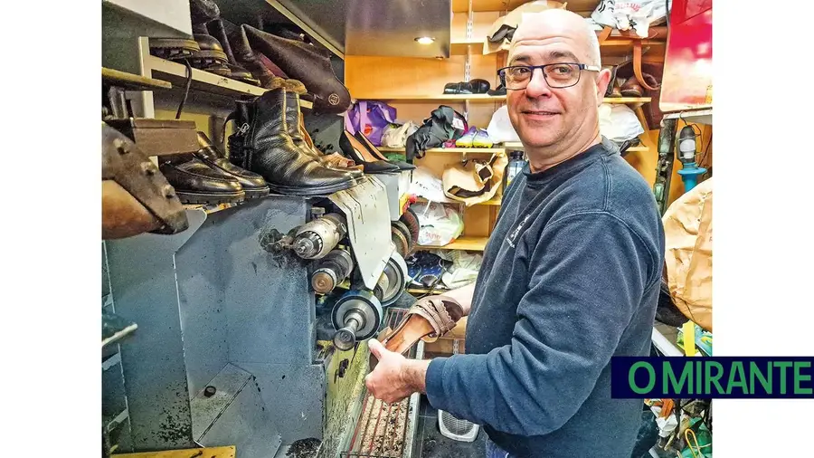 Vítor Oliveira é sapateiro e herdou um ofício em risco de extinção