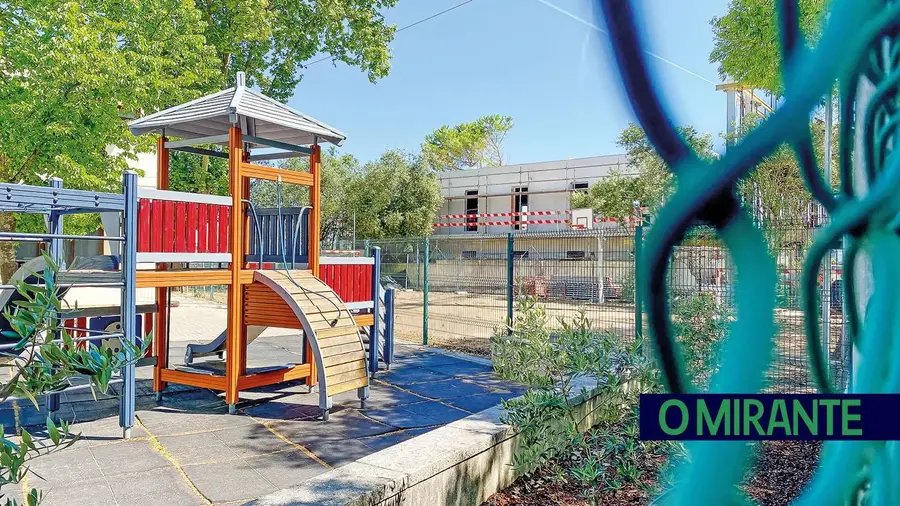 Construção junto à escola do Pereiro interdita parte do recreio