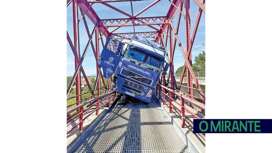 Camião entalado na ponte rainha D. Amélia relança debate sobre controlo de acessos em Valada