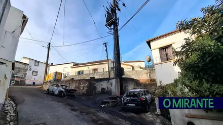 Explosão em posto eléctrico provoca incêndio e destrói viaturas em Refugidos