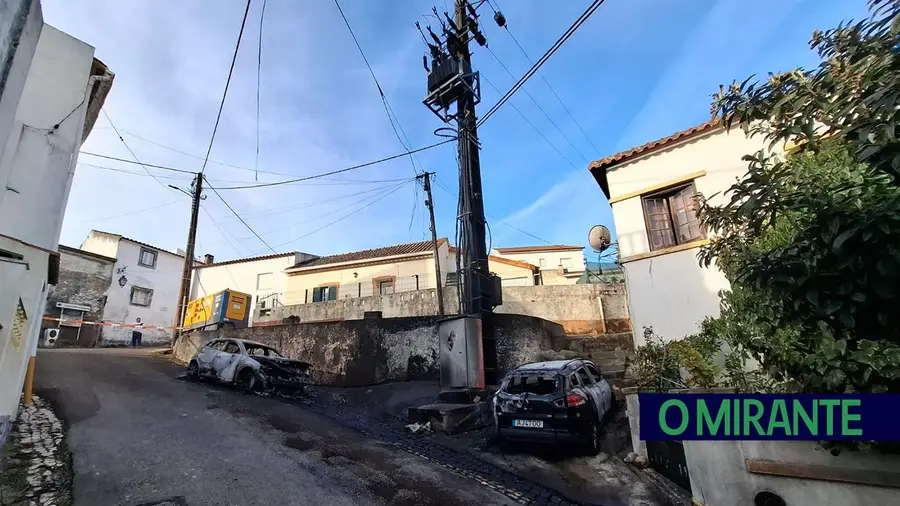 Explosão em posto eléctrico provoca incêndio e destrói viaturas em Refugidos