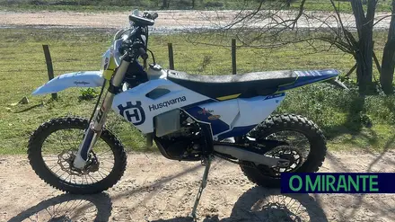 Furtam duas motas em Almeirim mas deixam uma pelo caminho