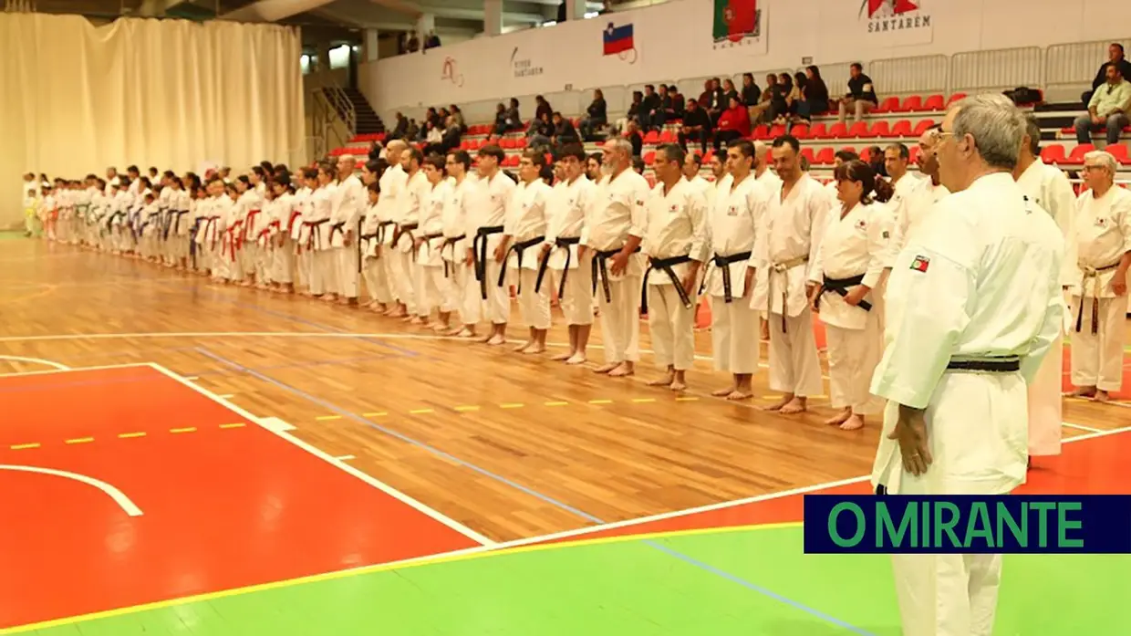 Associação Distrital Amicale Karaté distingue mestre Carlos Dias