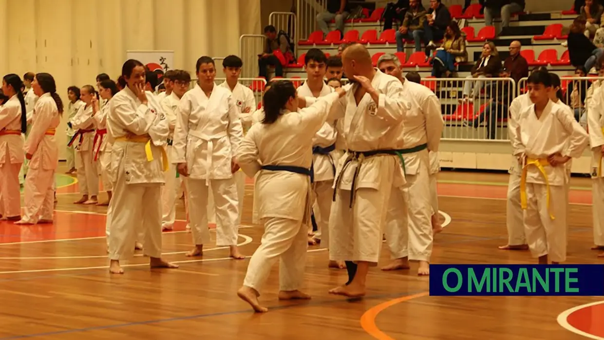 Associação Distrital Amicale Karaté distingue mestre Carlos Dias