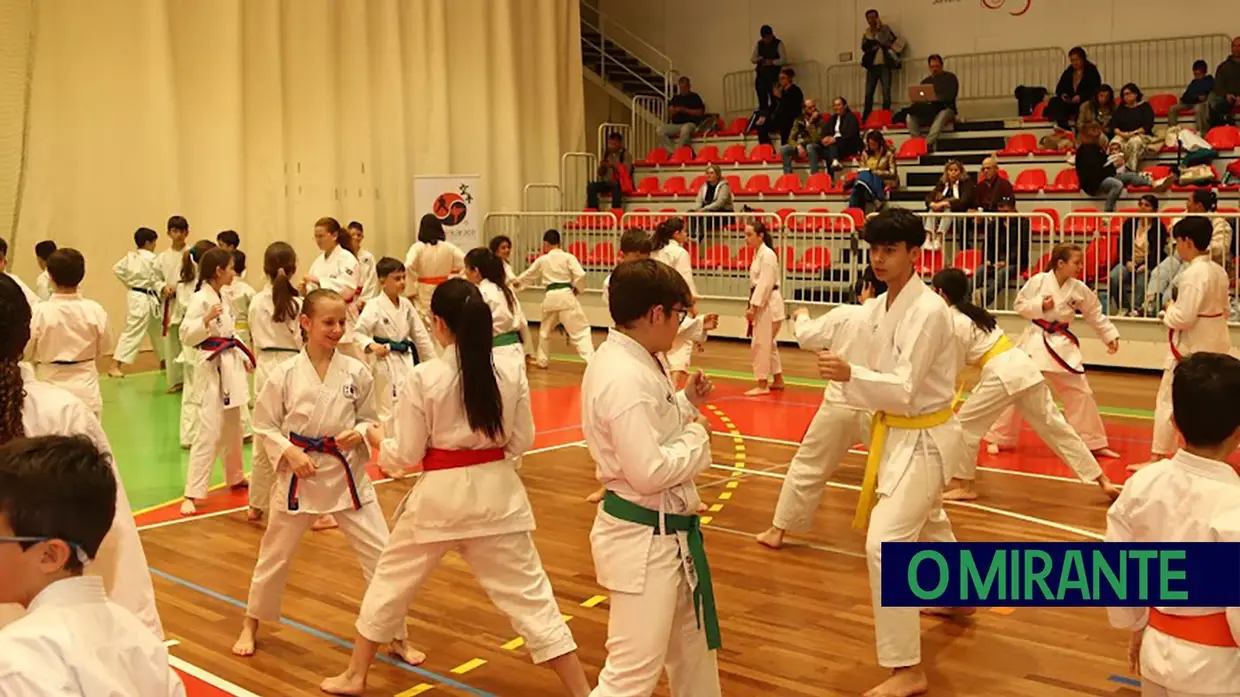 Associação Distrital Amicale Karaté distingue mestre Carlos Dias