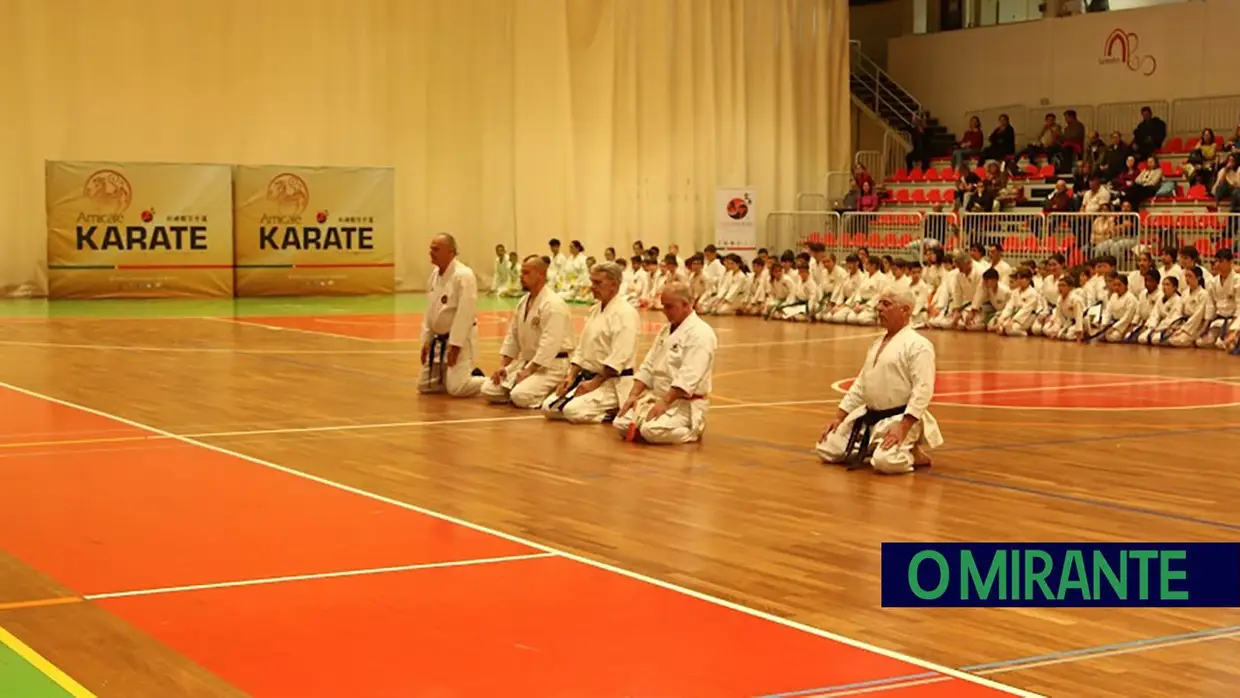 Associação Distrital Amicale Karaté distingue mestre Carlos Dias